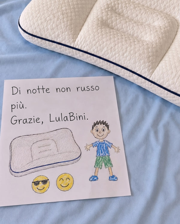 Biglietto scritto a mano da un bambino accanto al cuscino LulaBini